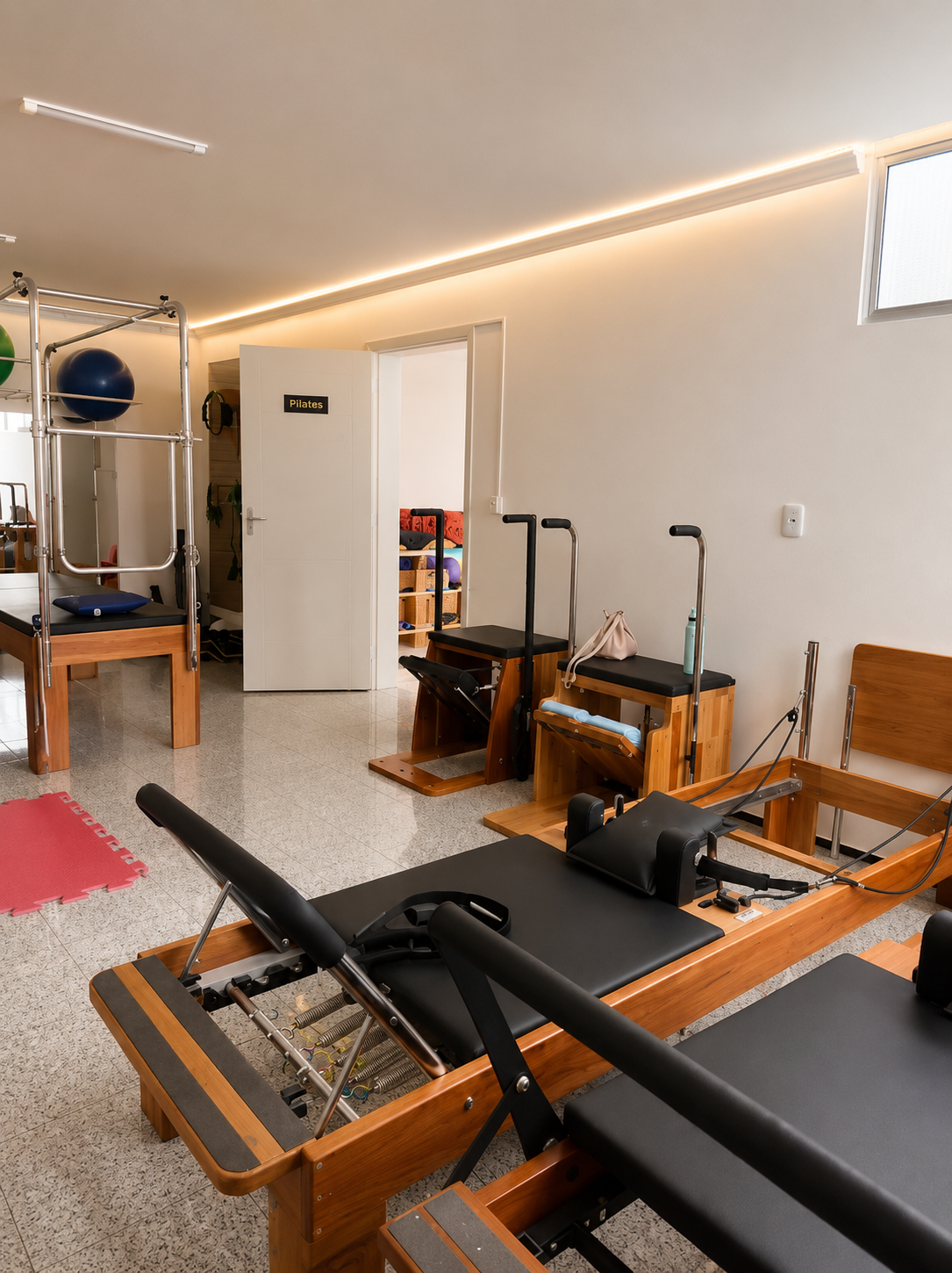 Estúdio de pilates com aparelhos completos